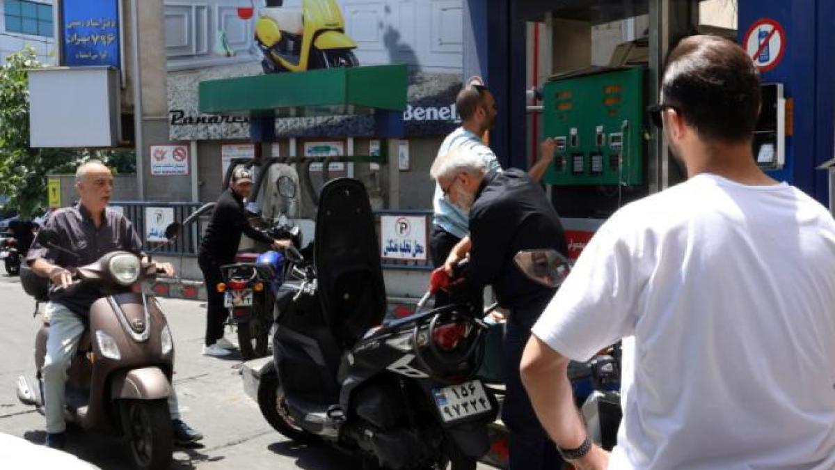 cetateni-iran-asteptand-atacul-israelian_52485800