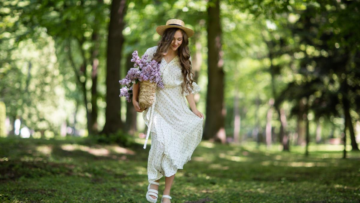 girl-with-long-hair-straw-hat-girl-holds-her-hands-wicker-basket-with-flowers-basket-with-lilacs-girl-flowers-walk-with-basket-lilacs-hands-floristics_12431000