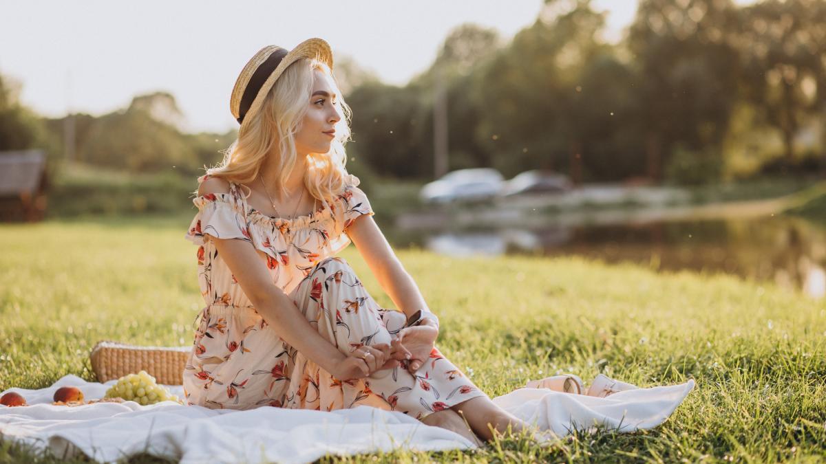 young-woman-having-picnic-park_08417100
