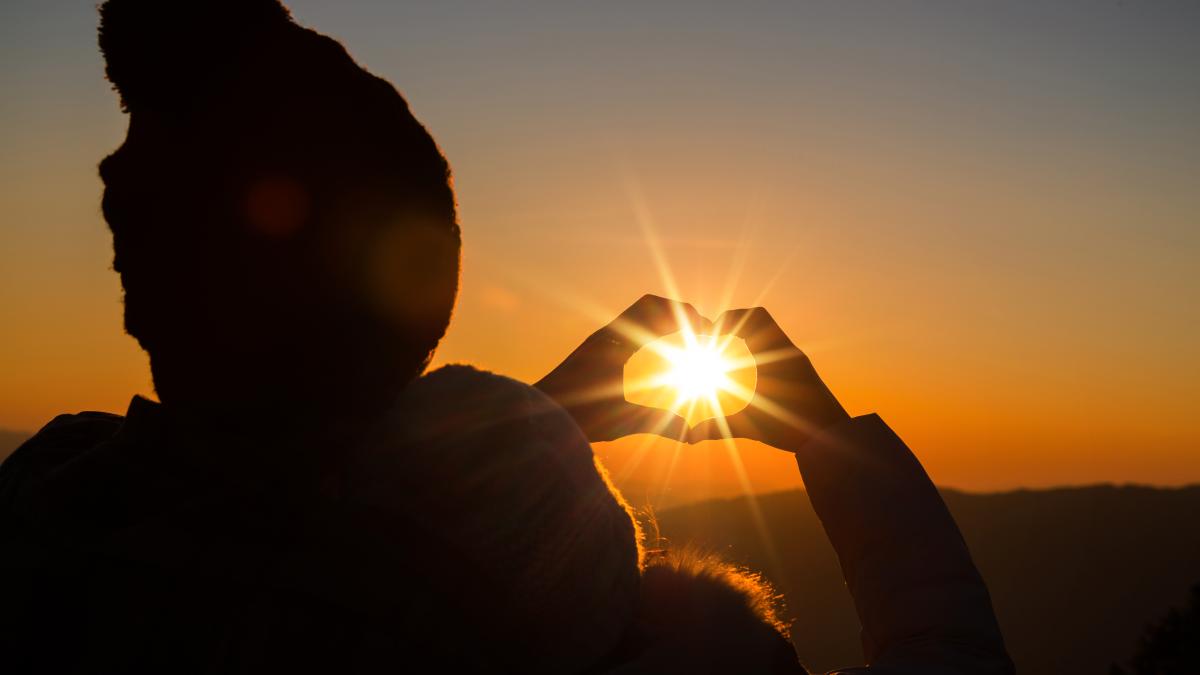 couple-love-backlight-silhouette-hill-sunset-time_48570200