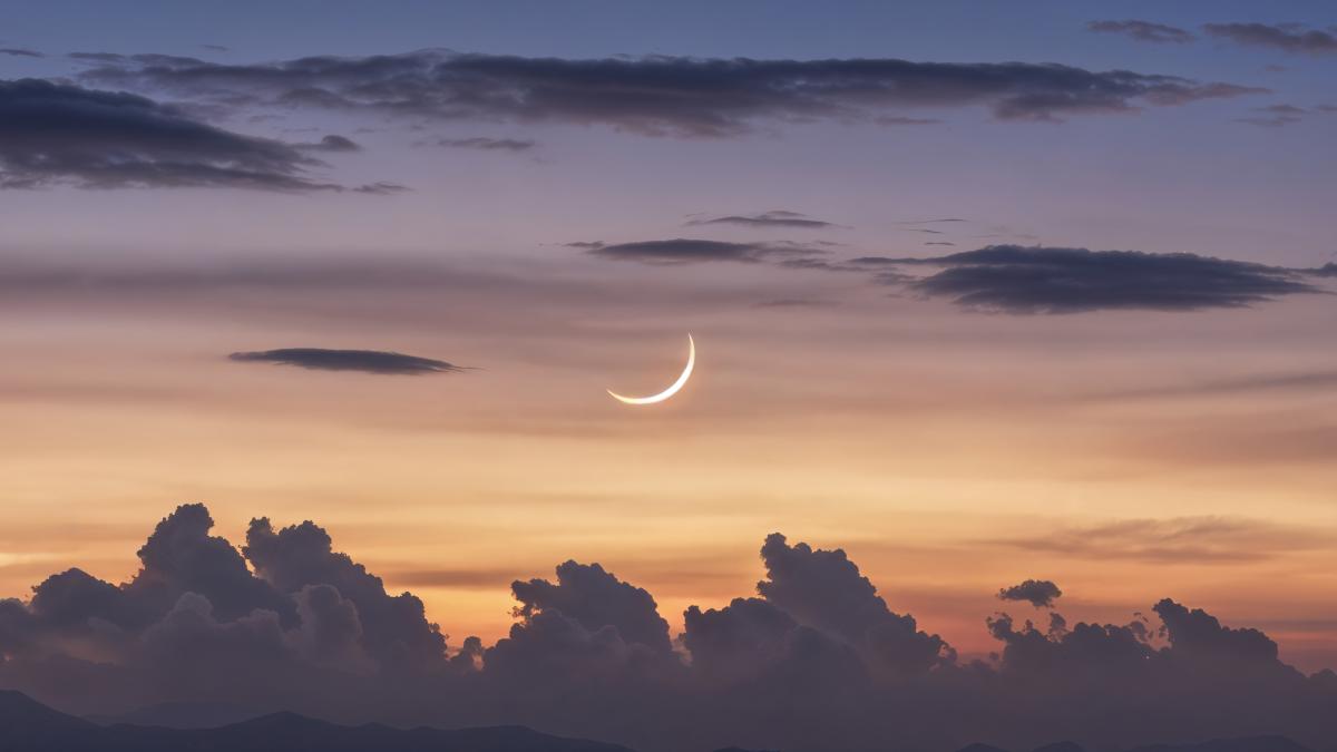crescent-moon-sunset_84746400