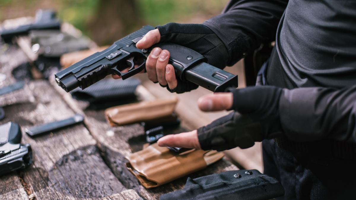 cum-pot-ajunge-sa-ucida-armele-neletale--comisar-sef-dinu-nicolae-adrianau-devenit-foarte-periculoase--cazul-suediei_23316400