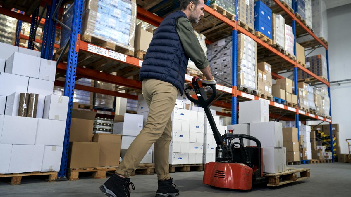 adult-caucasian-working-in-warehouse-and-using-pus-2024-12-01-14-32-44-utc_easy-resize-com_82633200