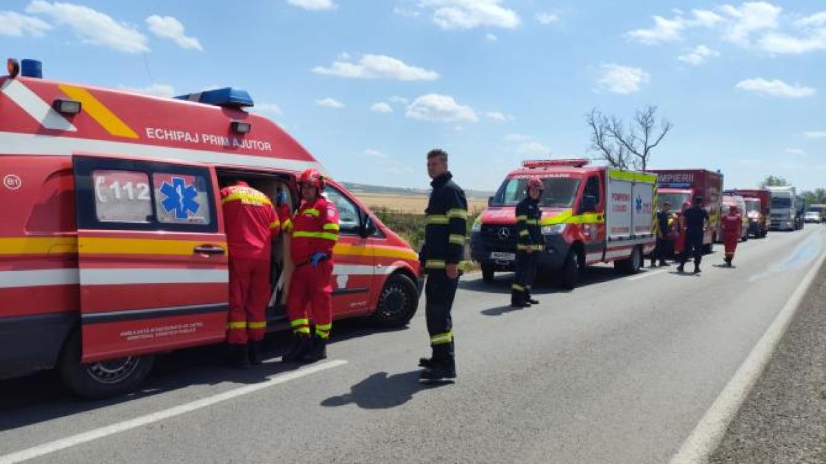 accident-grav-la-iesirea-din-localitatea-cauaceu--intre-doua-microbuze-si-un-autoturism1_33957000