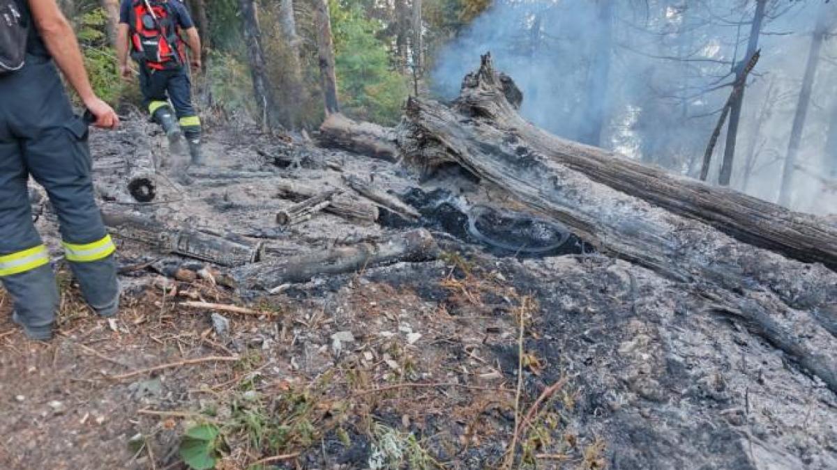 elicopterul-black-hawk-intervine-pentru-stingerea-incendiului-din-muntii-tibles_87856600