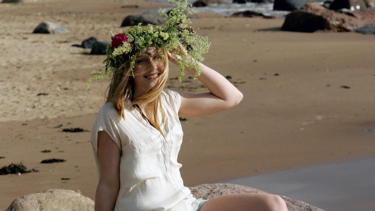 woman-wearing-flowers-beach_13944700