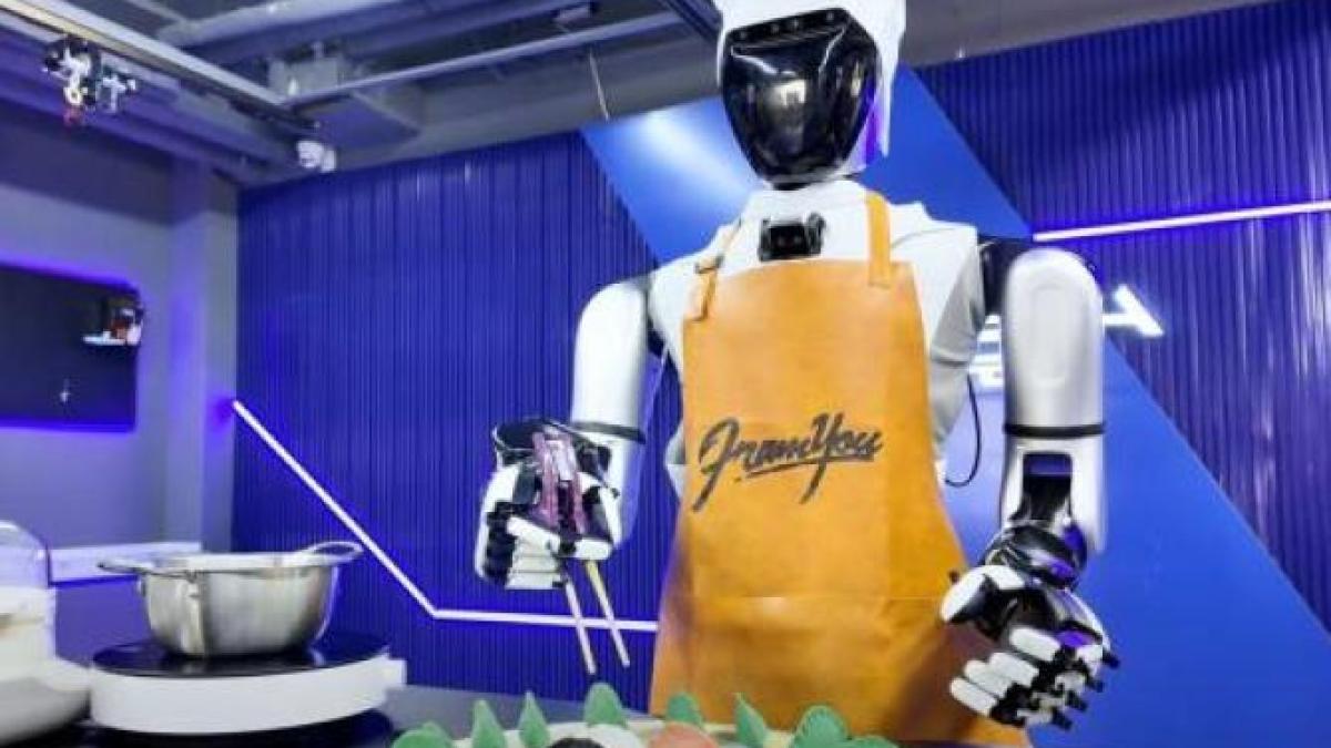 a-aparut-primul-robot-care-gateste--toarna-vin-face-gesturi-sociale-si-poate-alerga-prin-desert-star1--noul-superstar-al-roboticii-chineze-video_75538800