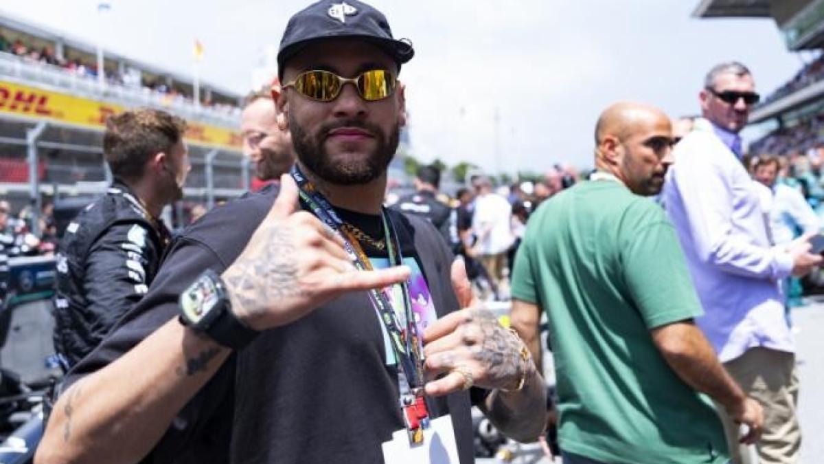 neymar-a-vrut-lac-si-plaja-in-curte--iar-cum-plateste-scump--fotbalistul-a-primit-o-amenda-de-3-3-milioane-de-dolari_30297800