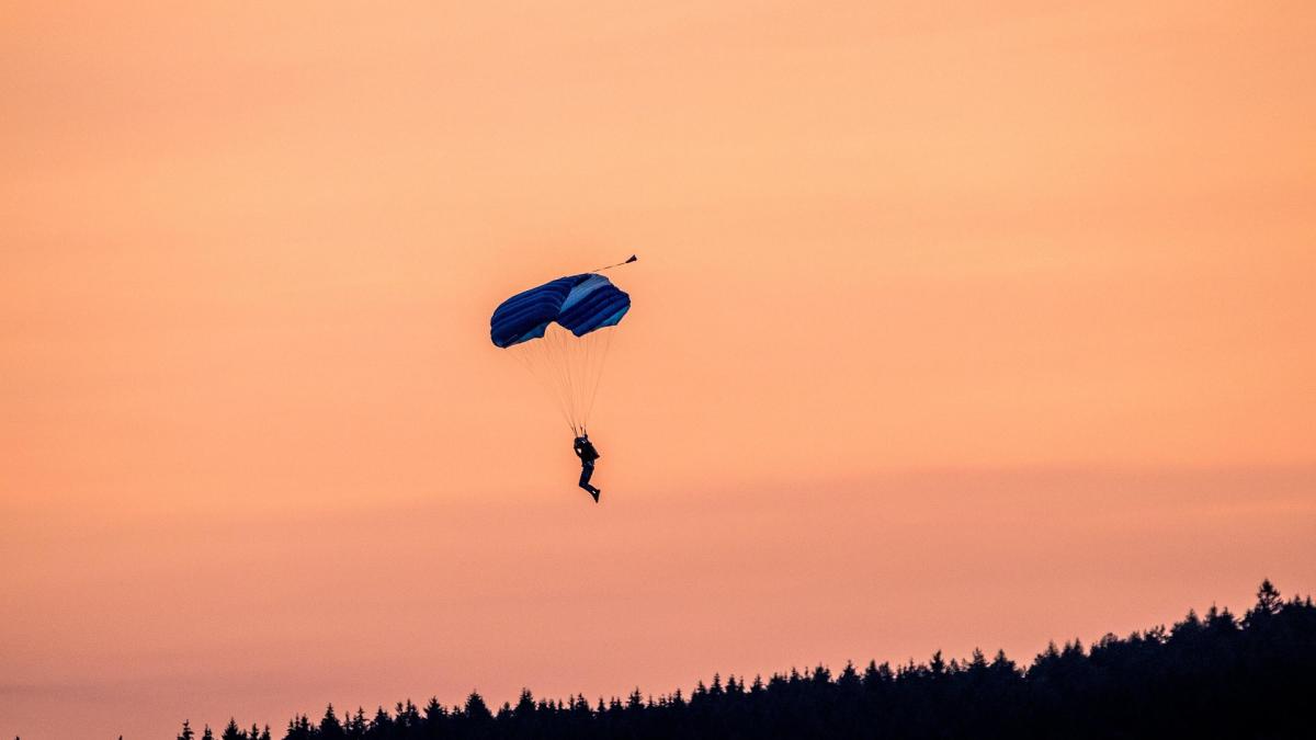 skydiver-3648824_1920_02730000