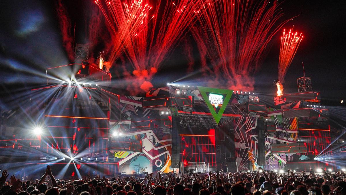 facebook-beach--please_95220900