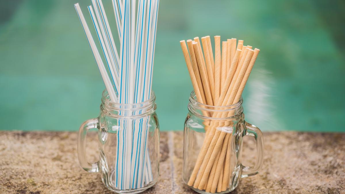 paie-de-plastic-paie-de-hartie_98677300