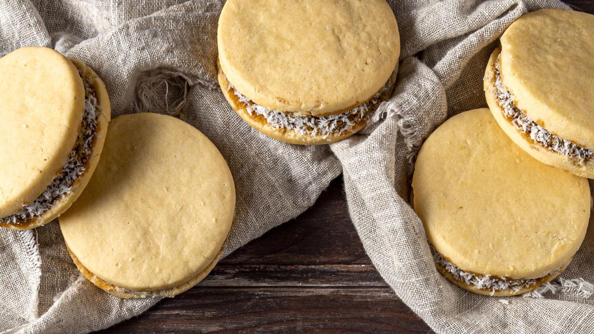 delicious-alfajores-cookies-concept_12588600