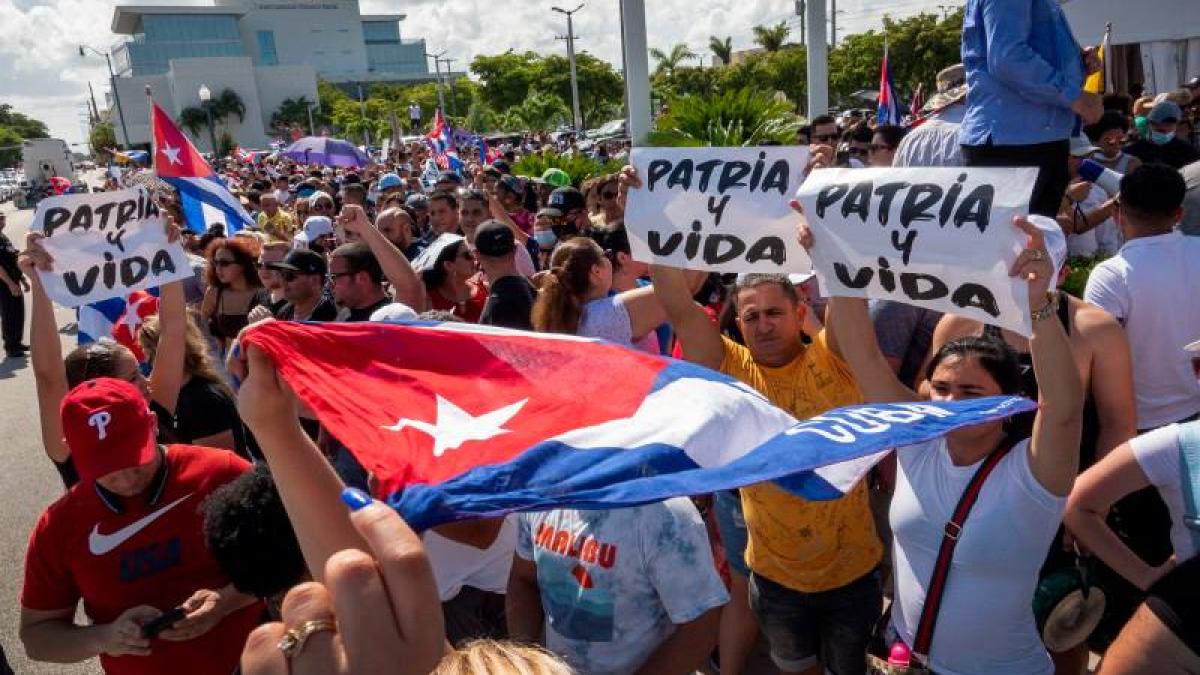 mania-izbucneste-pe-strazile-din-cuba--revolutionarii-sunt-chemati-sa-riposteze_77936200