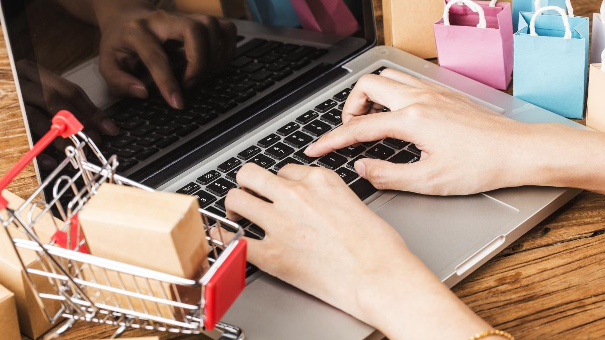 online-shopping---cumparaturi-online_97144300