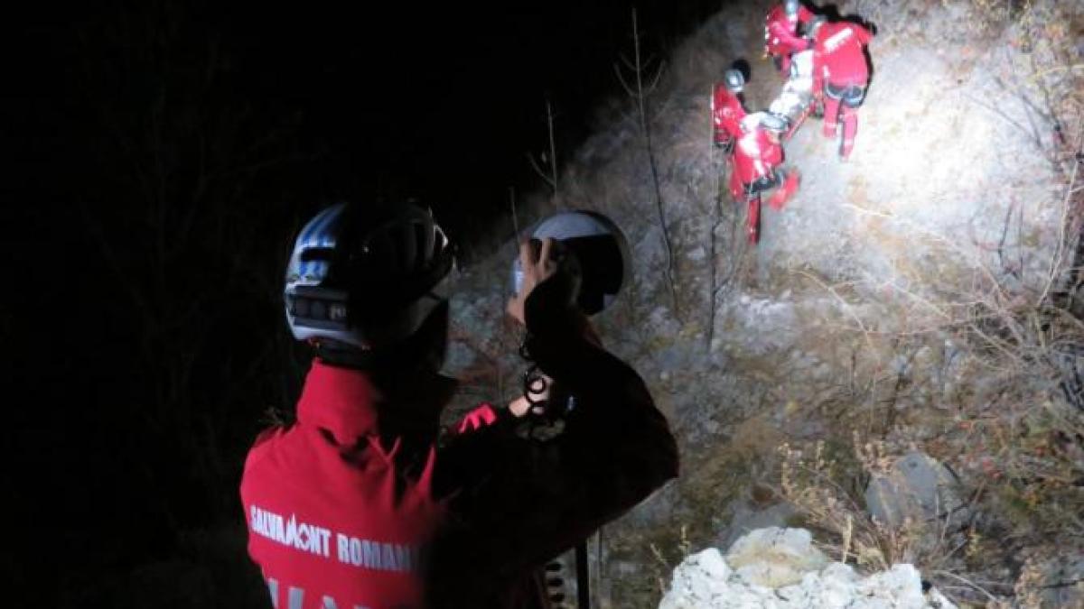 barbat-salvat--in-stare-de-semiconstienta--dupa-ce-a-cazut-intr-o-prapastie-abrupta-in-drumul-spre-varful-cozia_39638900