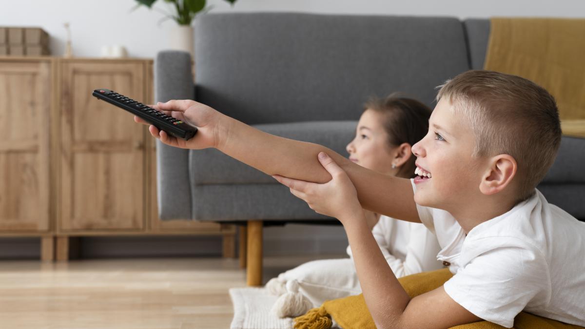 siblings-watching-television-together_59237100