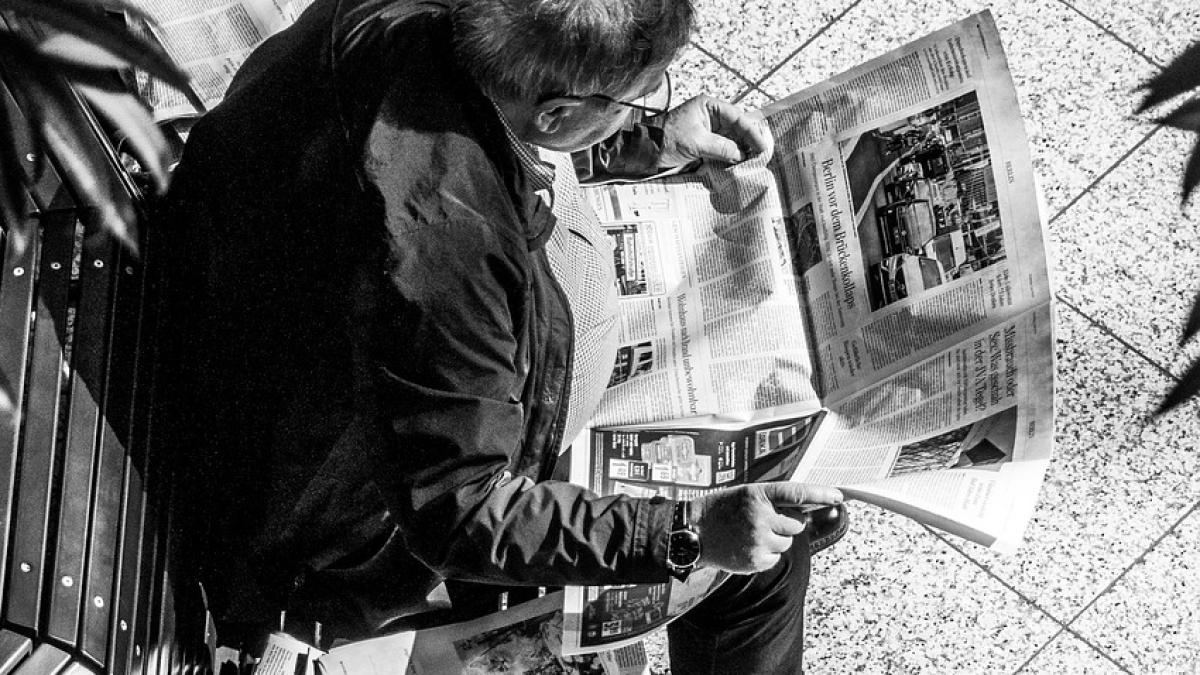 vanzator-ziar-paris_11224400