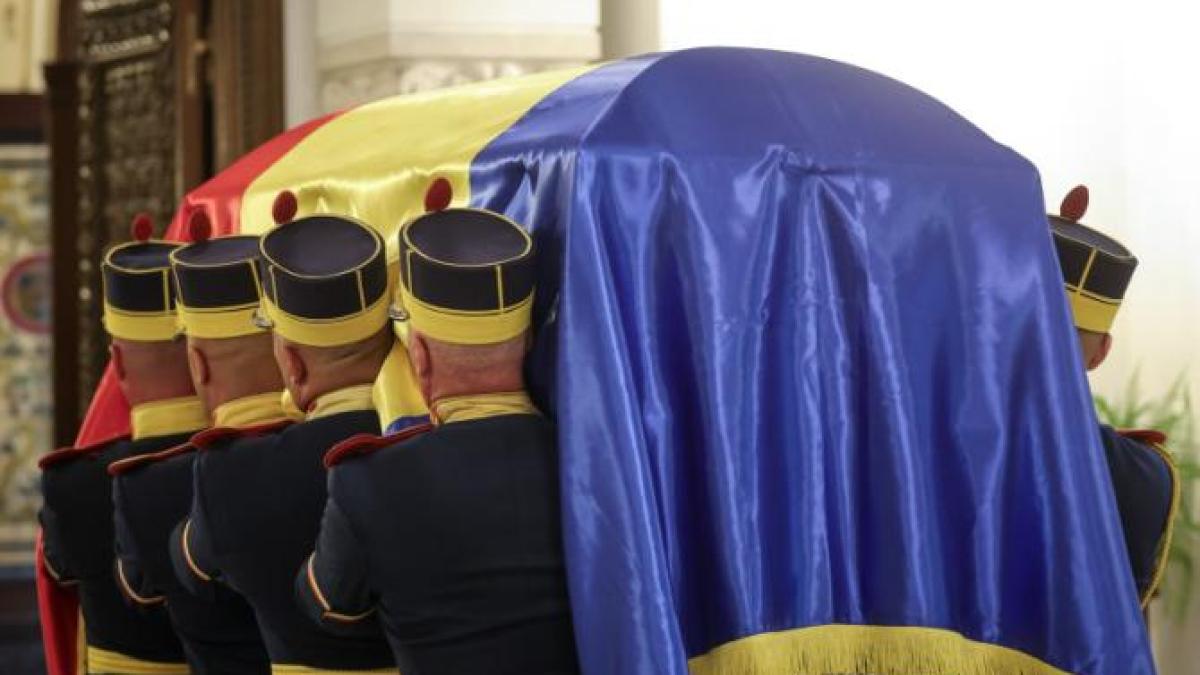 inmormantarea-lui-iliescu---contrast-intre-decenta-romanilor-si-putreziciunea-politica--bogdan-chirieac-marii-absenti-au-fost-nicusor-dan-si-klaus-iohannis_28398800