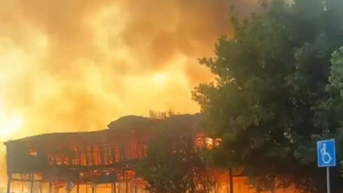 incendiu-urias-la-fostul-club-bellagio-din-mamaia---video_43683300