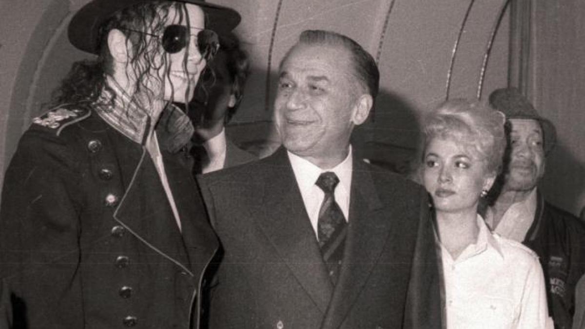 cantaretul-american-michael-jackson--supranumit-regele-muzicii-pop--care-va-sustine-un-concert-in-cadrul-turneului-dangerous--a-fost-primit-de-presedintele-ion-iliescu--la-palatul-cotroceni-_76294400