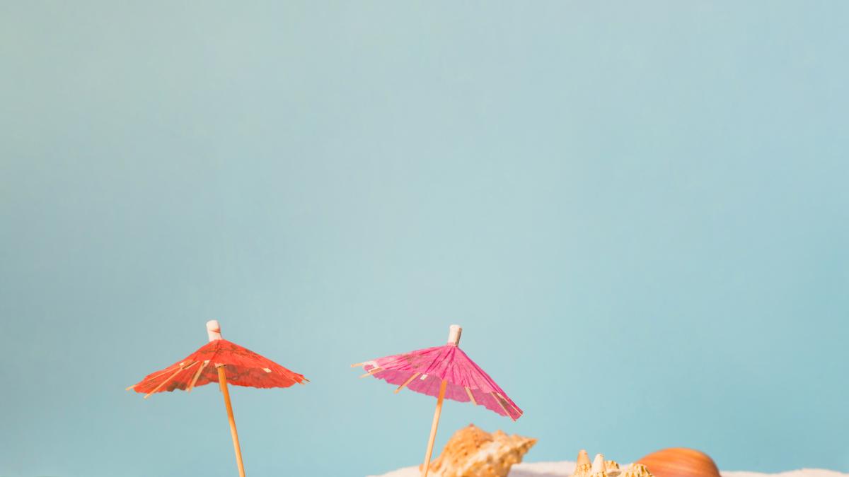beach-with-red-sun-umbrellas-starfishes_94230500