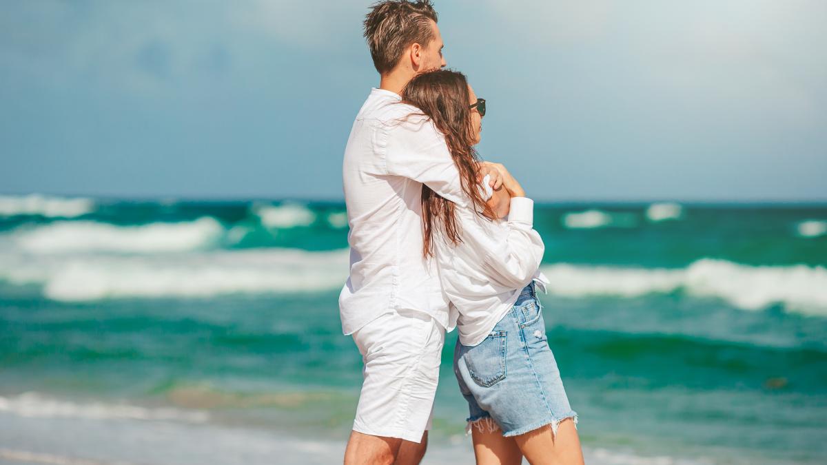 young-couple-love-beach-summer-vacation-happy-man-woman-look-sea_49709800