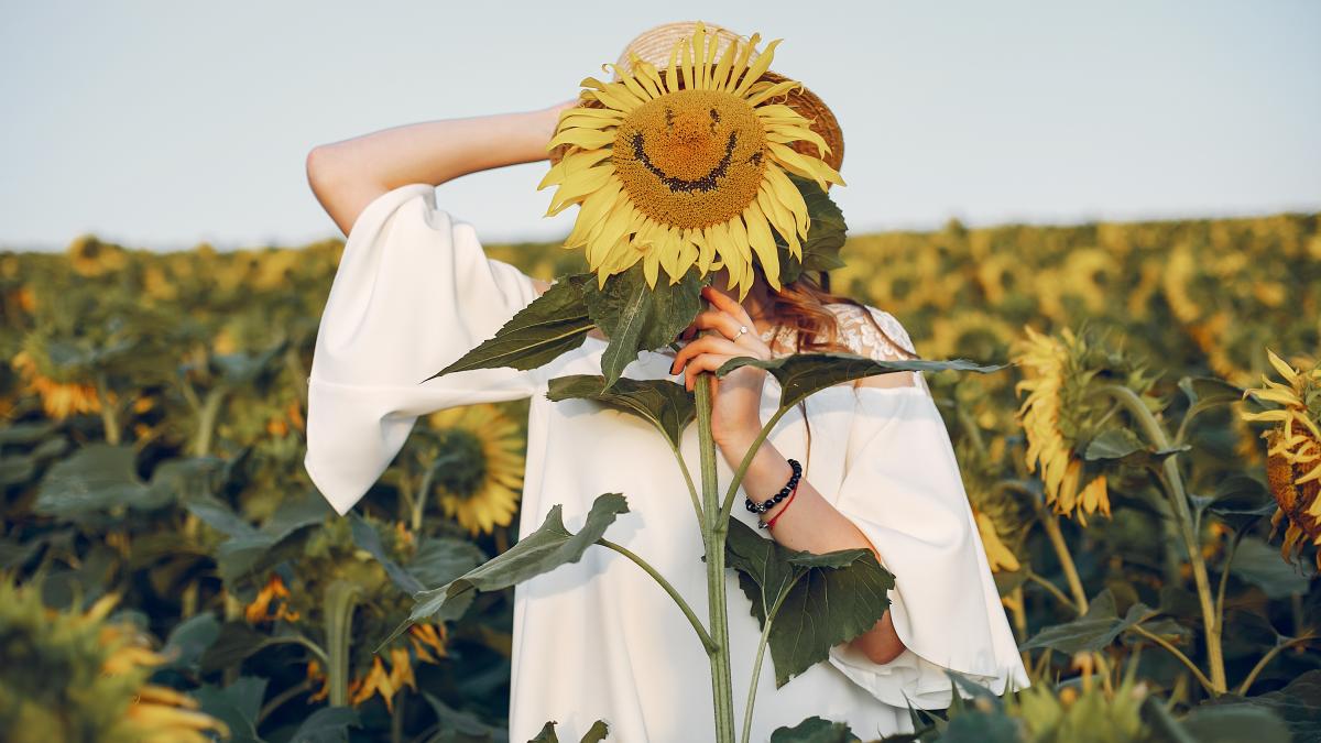 beautiful-stylish-girl-field-with-sunflowers_25357300