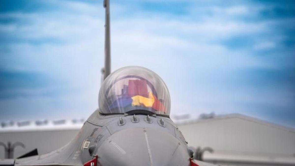 f-16-asta-chiar-e-un-f-16_44028400