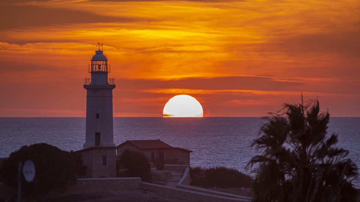 white-concrete-lighthouse-sunset_75522200