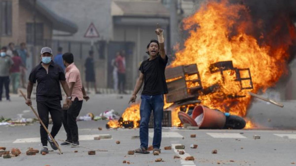 haosul-s-a-instalat-in-nepal--premierul-a-demisionat--casele-politicienilor-au-fost-incendiate--iar-ministrii-au-fost-evacuati-cu-elicopterul--ce-a-starnit-furia-oamenilor_96760500