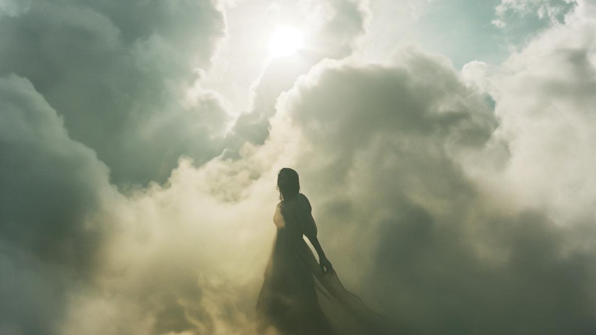 conceptual-scene-with-people-sky-surrounded-by-clouds-with-dreamy-feeling_29487100