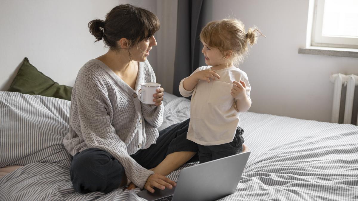 full-shot-mother-with-girl-bedroom_11170900