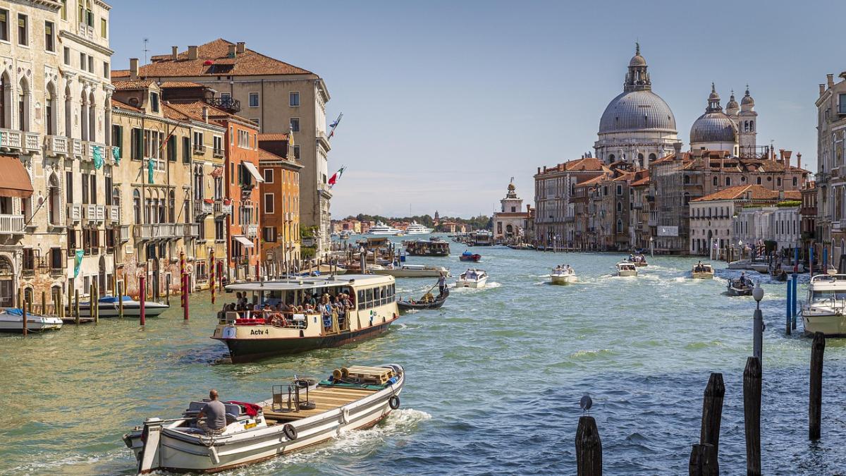 venetia-canal-grande_10425500