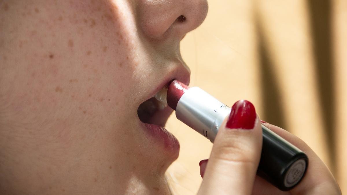 cum sa aplici rujul corect pe buze culoarea care e un dezavantaj pentru tinere si un atu pentru doamne