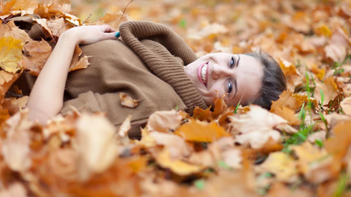 woman-autumn-park