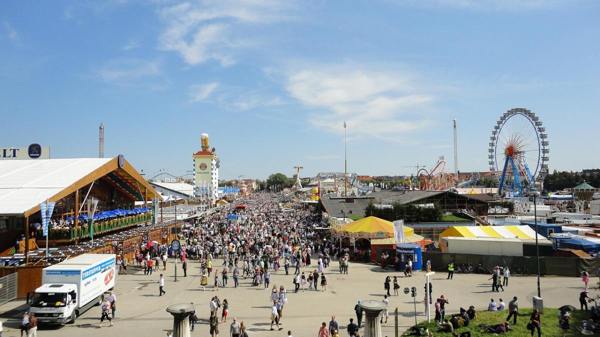 Festivalul Oktoberfest, închis după o explozie urmată de o ameninţare cu bombă