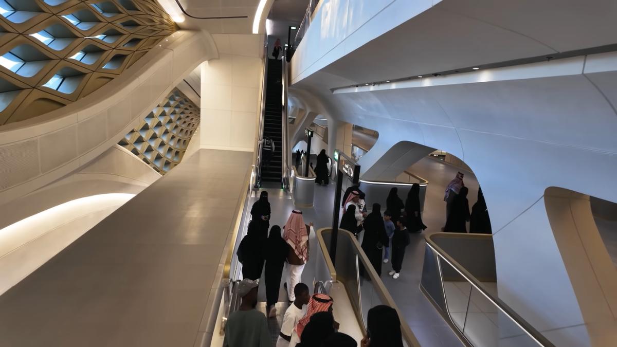 Naveta viitorului care uimește lumea Metroul fără conductor din Arabia Saudită. Investiția este de miliarde de dolari