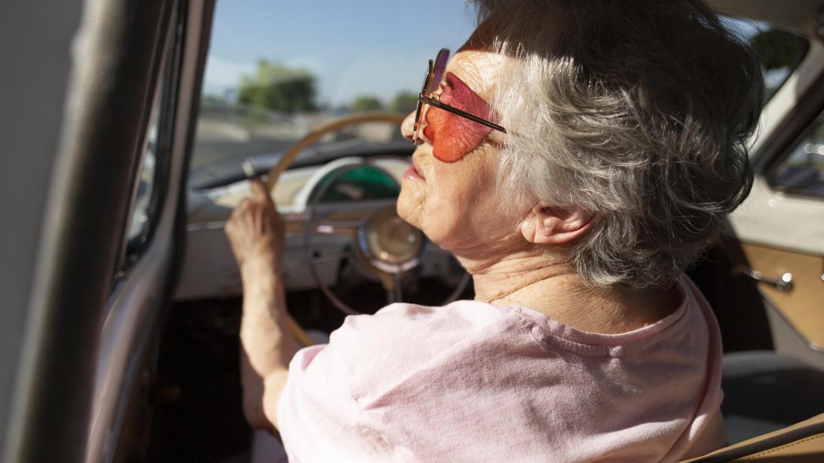 O șoferiță de 82 de ani, oprită de polițiști după ce a condus sub influența alcoolului. Ce sancțiuni a primit