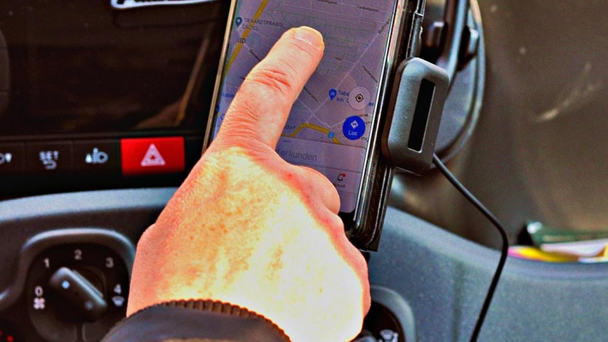 Familie cu cinci copii, rătăcită în Buzău, după ce au urmat indicaţiile unei aplicaţii de navigaţie