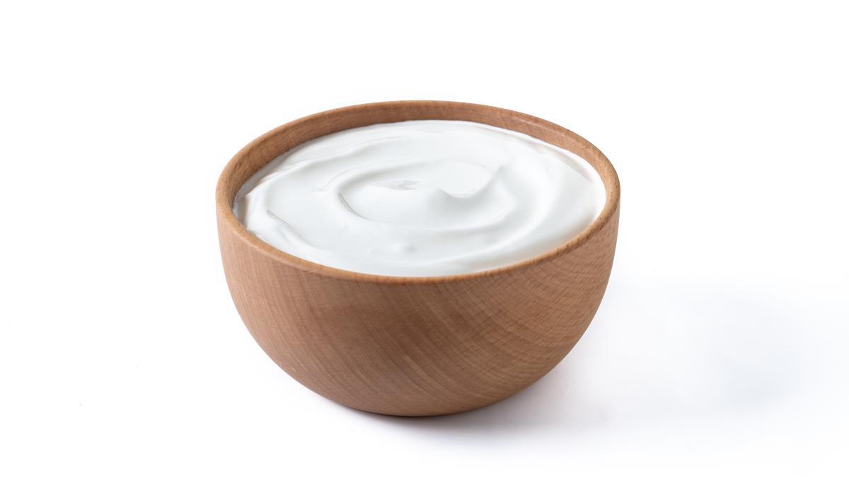 iaurt greek-yogurt-wooden-bowl-isolated-white-background