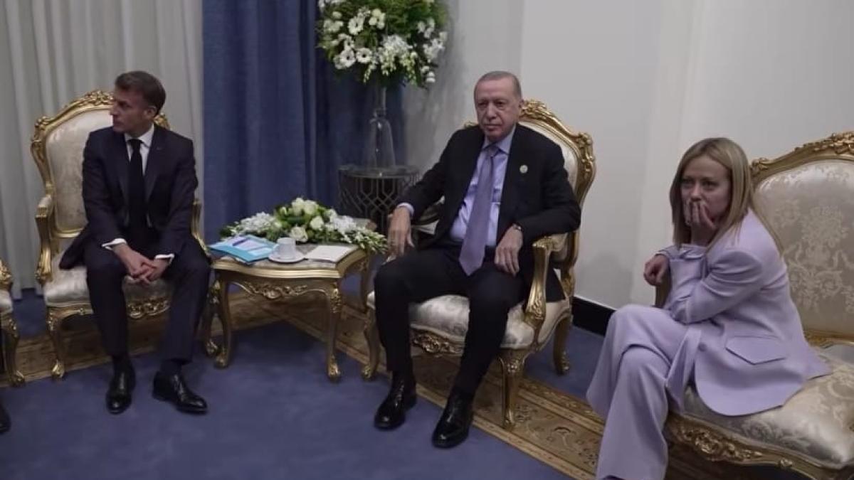 Erdogan a încercat s-o convingă pe Meloni să se lase de fumat, la summit-ul din Egipt. Macron: E imposibil! - VIDEO
