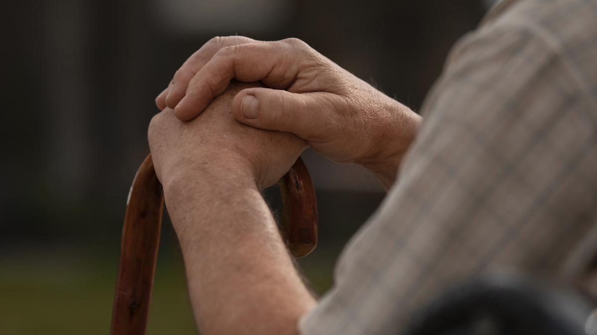 side-view-old-man-sitting-bench_74545500