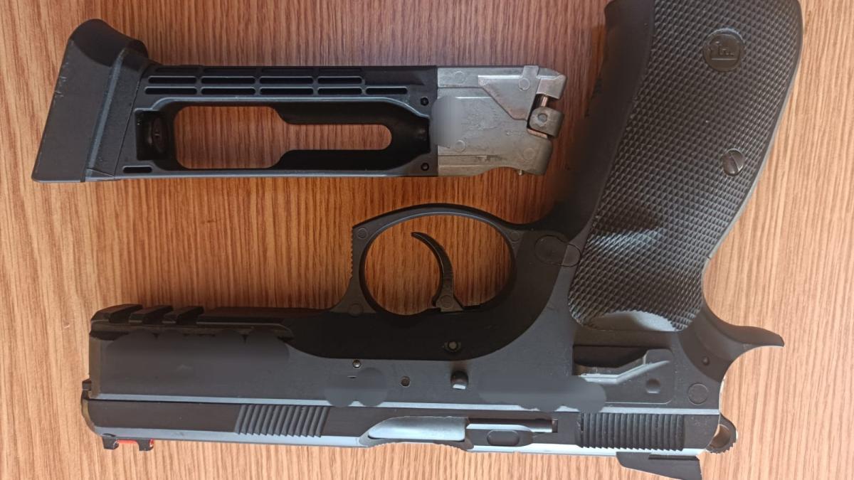 Percheziții după ce s-au lăudat cu arma pe Internet. Ce au găsit polițiștii