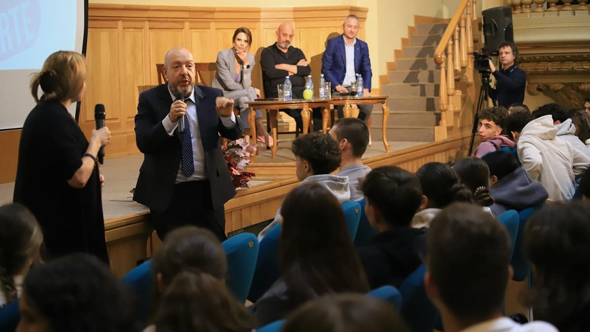 Dependența de smartphone și alternativele, subiectul săptămânii la De Ce Citim: VIDEO