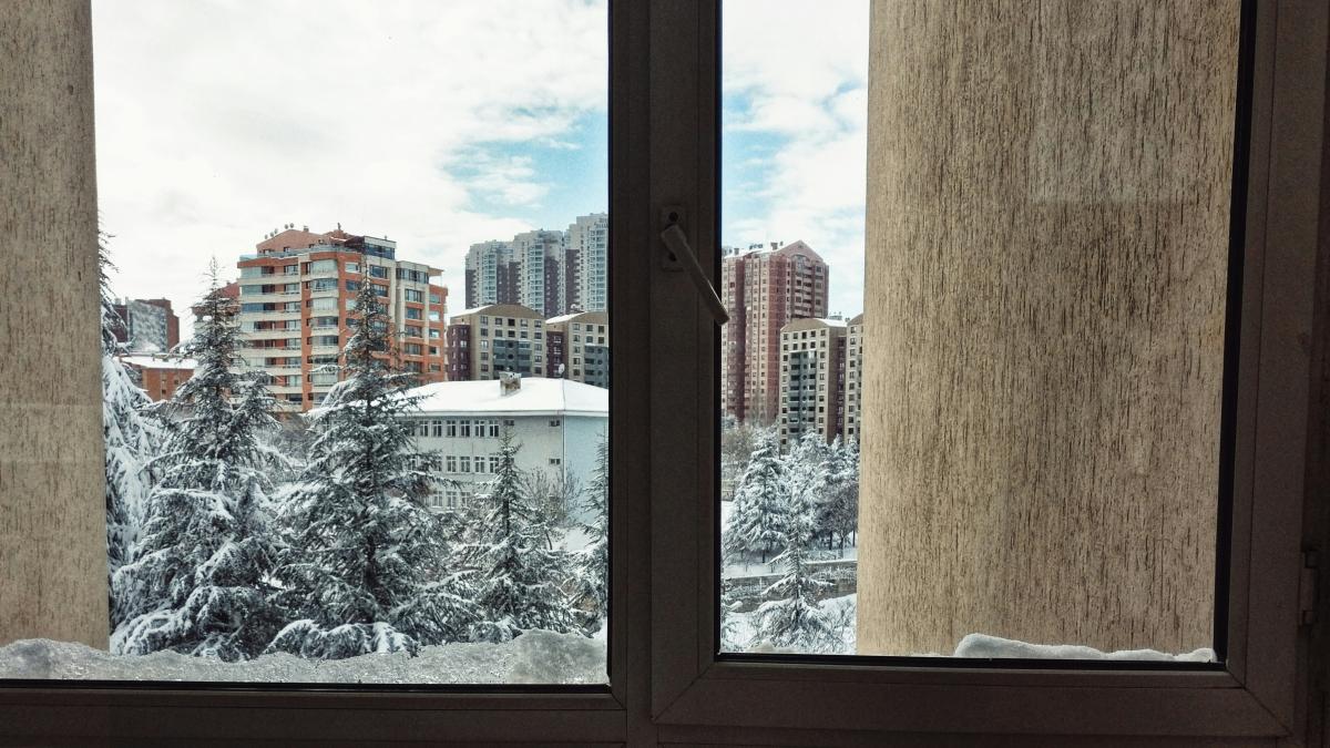 Cum să-ți pregătești termopanele de iarnă. Reglajul te ajută să economisești căldură și să scapi de condens