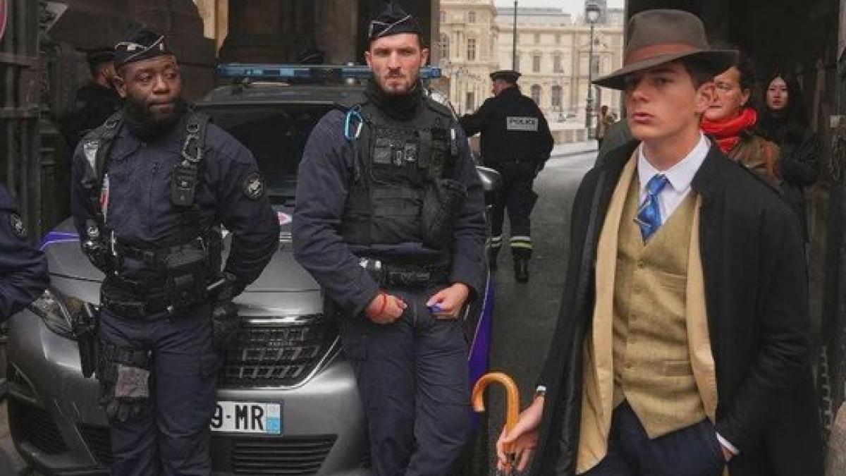 „Detectivul cu pălărie” de la Luvru. Noul personaj fenomen care a cucerit internetul după jaf