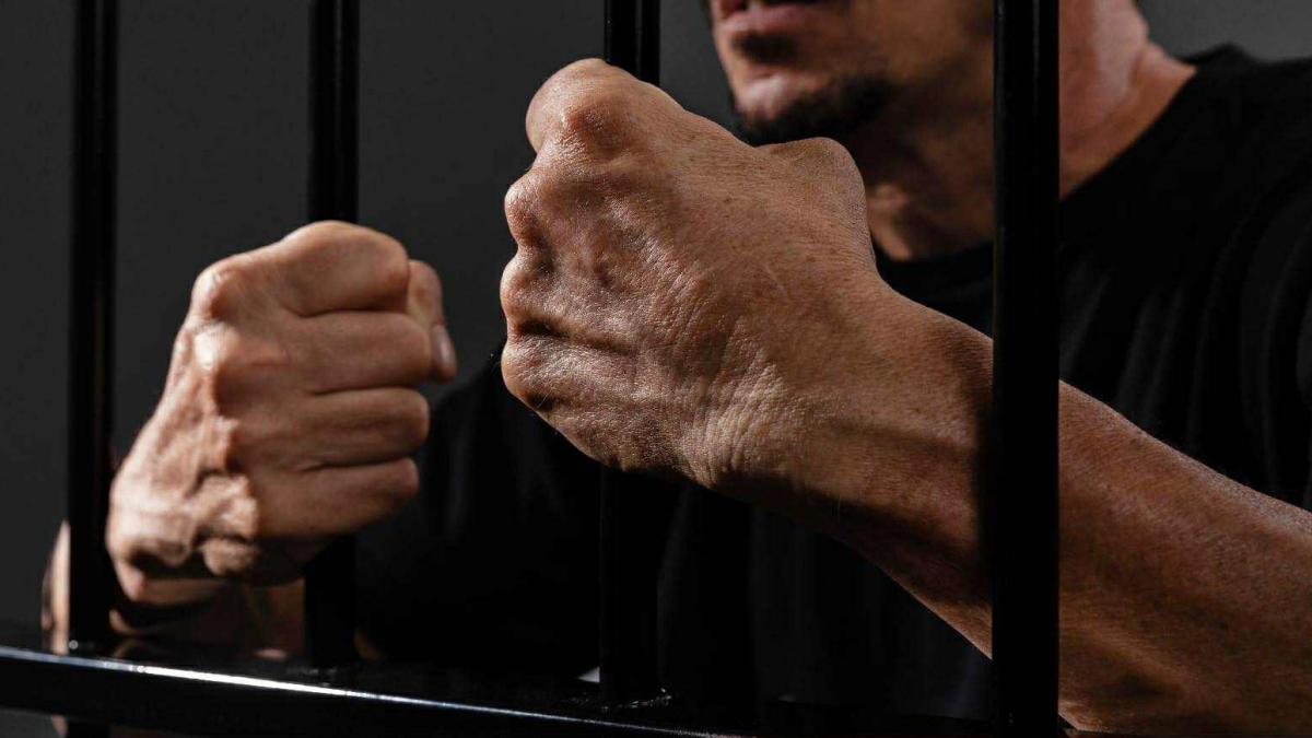 incarcerat inchisoare retinut prins