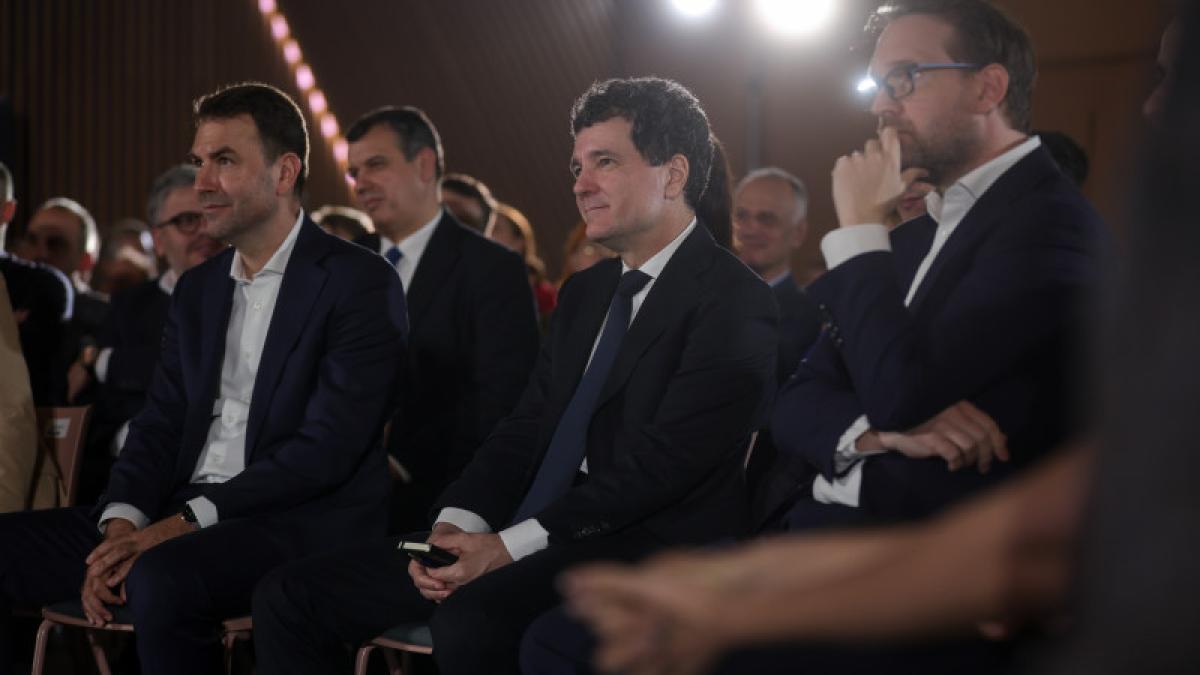  Presedintele Nicusor Dan (ctr.) si Dominic Fritz (dr.), presedintele USR, participa la evenimentul de lansare a candidaturii deputatului USR Catalin Drula (stg.) pentru functia de primar general al Capitalei.