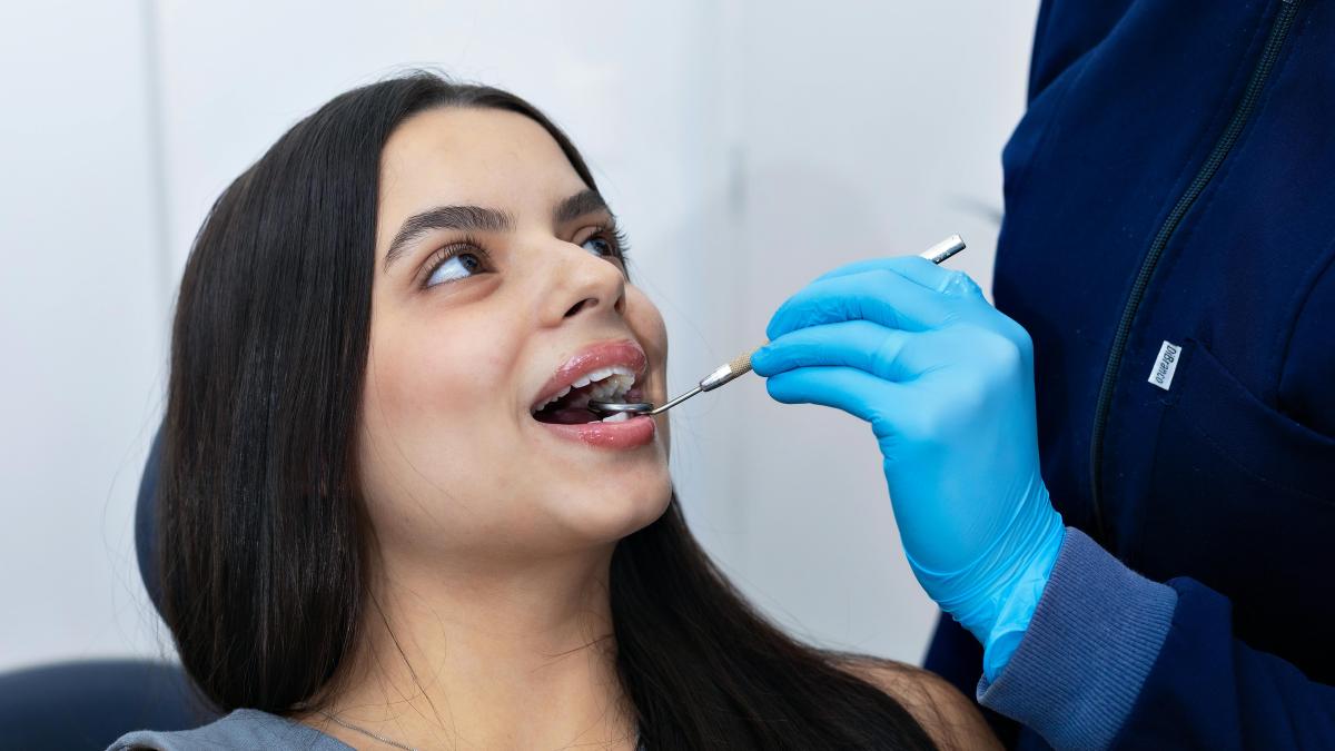 implant dentar zirconiu pexels-itslauravillela-32852531