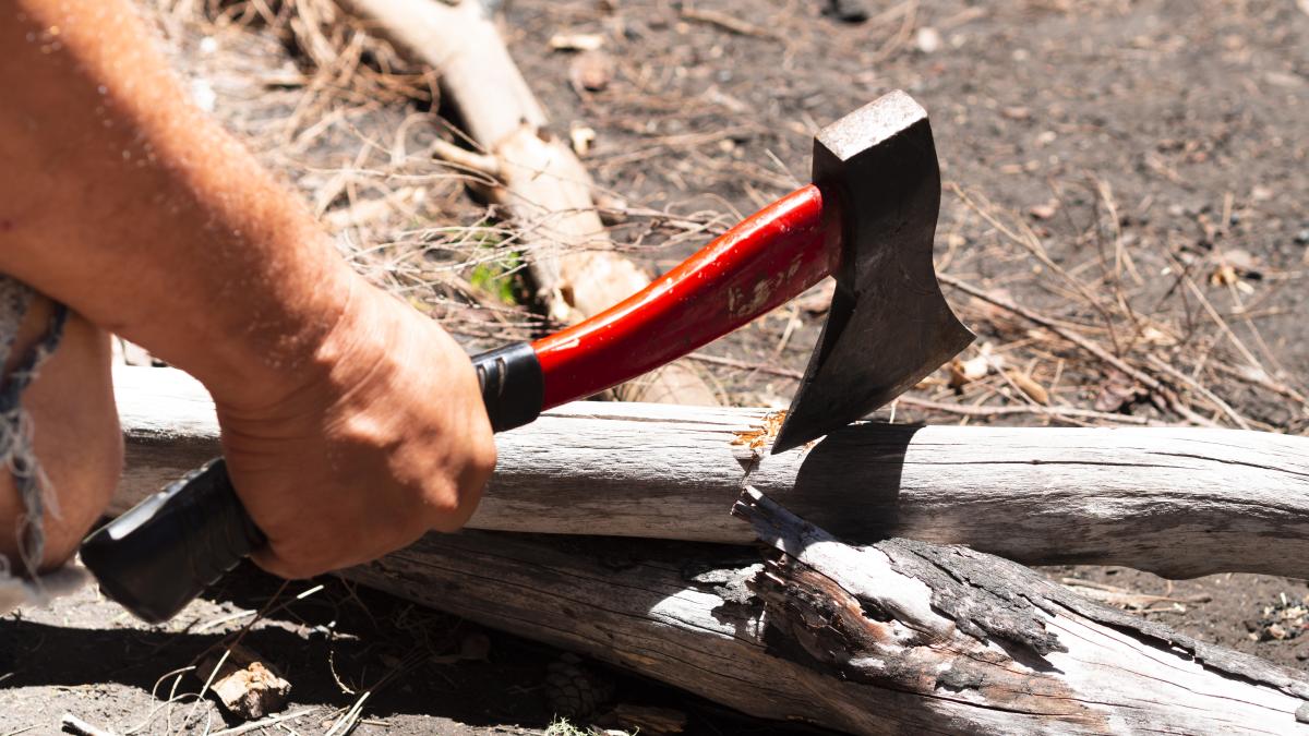 Un tânăr de 21 de ani a fost fugărit și atacat cu toporul pe străzile din Brăila